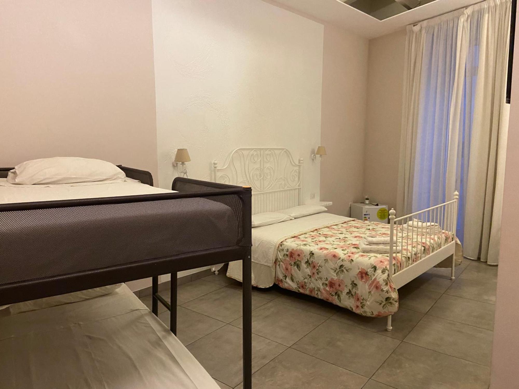 Bed and Breakfast Beb La Gemma Napoli Esterno foto