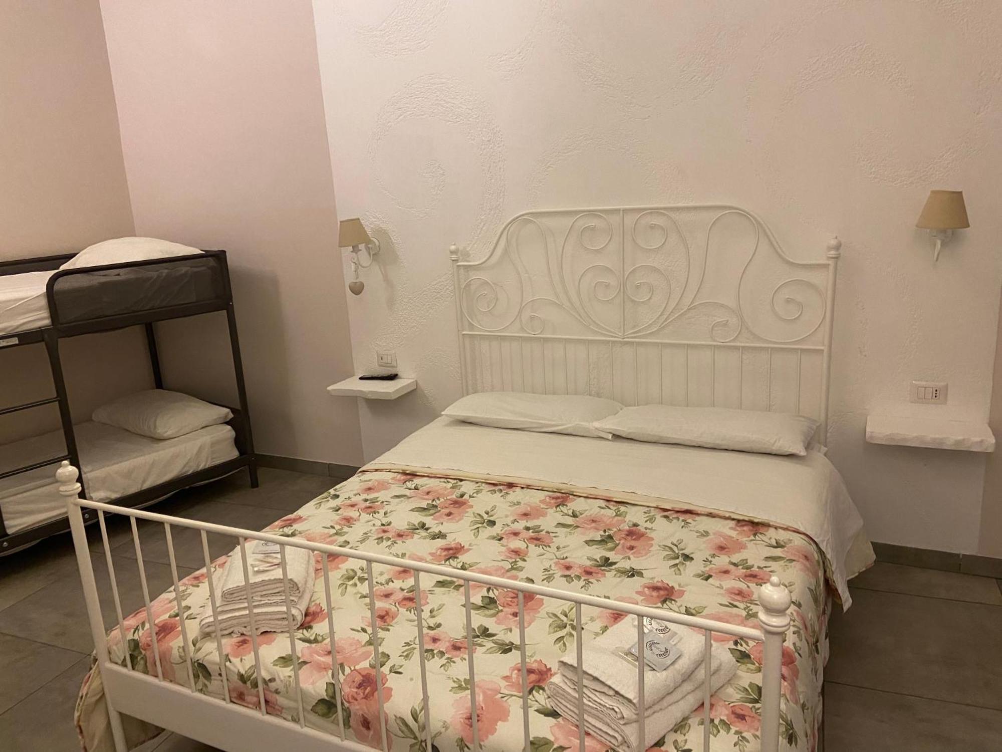 Bed and Breakfast Beb La Gemma Napoli Esterno foto